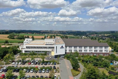 Die Pleißentalklinik Werdau erhält an der Rückseite des Gebäudes einen neuen dreigeschossigen Anbau.