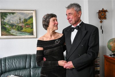 Kleid und Smoking sitzen: Annelie und Michael Mehlhorn probieren ihre Outfits für den 20. Opernball am 10. Februar.