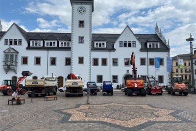 Feuerwehr, Entsorgungsfahrzeuge oder Bagger: Brautpaare, die im Rathaus Freiberg geheiratet haben, wurden schon von den verschiedensten Fahrzeugen überrascht. Diesmal: Der Fuhrpark von Felix Börner.