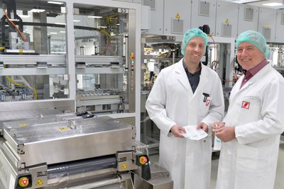 Lars Ebert (links) hat die Leitung des Sarstedt-Werks in Brand-Erbisdorf von Uwe Ring übernommen. In dem Betrieb sind rund 265 Mitarbeiter beschäftigt.