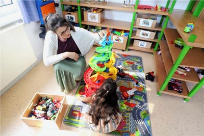 Heike Straßburger von der Kinderarche Sachsen spielt mit einem Mädchen in der neuen Spielecke.