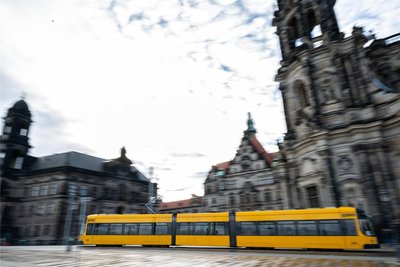 Dresdner Bus- und Straßenbahnnutzer schätzen vor allem das dichte Haltestellennetz und die gute Taktung im Personennahverkehr in ihrer Stadt.