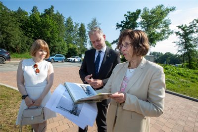 Generalkonsul John R. Crosby am Freitag bei einer kurzen Führung mit der Plauener Archivchefin Doris Meijler (rechts) und seiner Referentin Barbara Bein an der Alten Elsterbrücke.