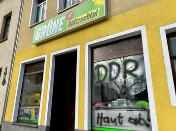 Farbanschlag auf das Büro der Partei Die Grünen am Altmarkt in Auerbach. 