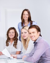 Im kaufmännischen Bereich warten interessante Tätigkeitsfelder und viele Jobs auf Schulabgänger von heute. 