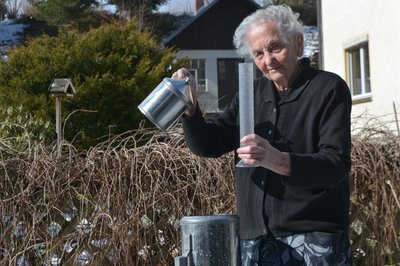 Wetterfee Johanna Haupt im Garten ihres Grundstücks.