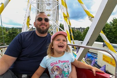Steve Meindl und seine vierjährige Tochter Flora hatten am Mittwoch auf dem Riesenrad in Plauen viel Spaß.