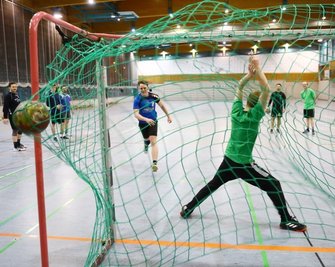 Es schlägt wieder ein: Massimo Hertel lässt Torwart Patrick Wappler die Bälle beim Handballtraining um die Ohren fliegen.