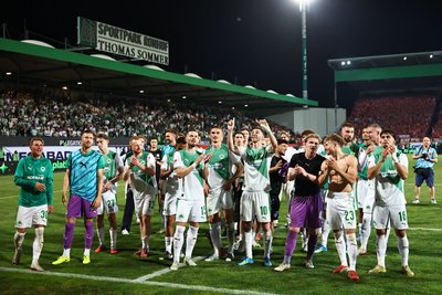 Die Fürther Spieler feierten den Erfolg in der Relegation.