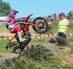 Hindernisse wie diese Reifen sowie das große Steinfeld machten die Motocross-Trainingsstrecke des MC Amtsberg zu einem besonders anspruchsvollen Teil der zwölf Kilometer langen Runde. 