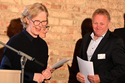 Staatsministerin Regina Kraushaar übergibt Lunzenaus Bürgermeister Ronny Hofmann in Leisnig den Fördermittelbescheid.