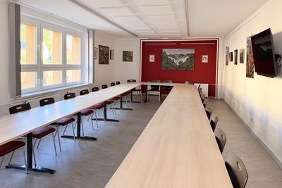Ein modern ausgestatteter Konferenzraum ist für Meetings fernab der eigenen Firma ebenso buchbar.