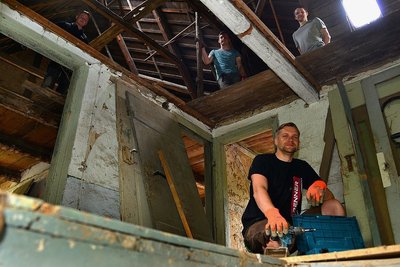 Am Wochenende haben Marcel Herklotz (vorn) und weitere Helfer wieder im fast 400 Jahre alten Paddags-Haus in Pappendorf gearbeitet. Im Obergeschoss liegt die Deckenhöhe bei gerade mal 1,77 Metern. 
