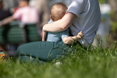 Zeit für Eltern und Kinder - nicht für Arbeitsfragen. Während der Elternzeit sind Kündigungen nur in ganz wenigen Ausnahmen möglich.