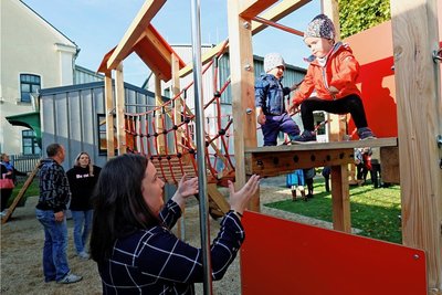 Viel Spaß hatten die Eltern mit ihren Knirpsen zur Einweihung des neuen Kinderspielhauses im Poppengrüner Kindergarten.