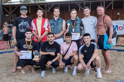Die Lugauer Delegation um Vereinschef Jan Peprny (rechts). Yasin Salamov (vorn, 1. v. l.) wird bald für den RVE in der Regionalliga ringen.
