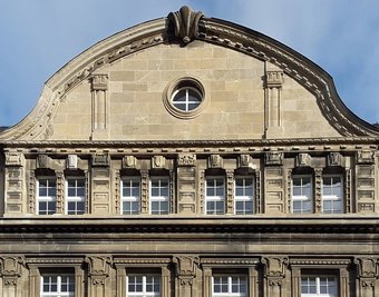 Diese Fassade wurde vor 1922 in Plauen errichtet. Sie gehört zum Neuen Rathaus an der Marktstraße. 