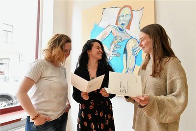 Sina Martina Neuberger (r.), Elisa Els (l.) und Rosmery Rojas vom Freiberger Theater bereiten die Finissage vor. 