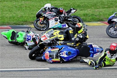 Für Luca De Vleeschauwer (45), Christoph Beinlich (71) und Thomas Gradinger (36) war das zweite Rennen in der Supersport-Serie gleich in der ersten Kurve beendet. 