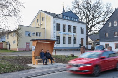 Eine der neuen Mitfahrbänke steht am Gebäude des Musikvereins in Rödlitz.