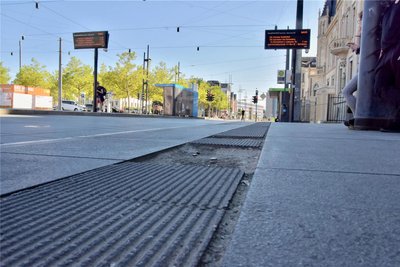 Fehlende Steine im Blindenleitsystem können zu gefährlichen Stolperfallen werden, nicht für Blinde und Sehbehinderte, kritisiert Dana Schray.