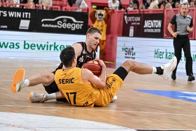 Jonas Richter beim Kampf um den Ball. Der 106:68-Sieg in Tübingen war für den Niners-Kapitän ein besonderer. Er lief zum 300. Mal in der Chemnitzer Profimannschaft auf, stand dabei zum 150. Mal in der Starting Five.
