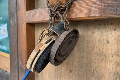 Die Striegel und ein Hufkratzer erinnern an die Ponys, die lange Zeit zum Annaberger Weihnachtsmarkt gehörten.