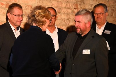 Staatsministerin Regina Kraushaar übergibt Oederans Bürgermeister Steffen Schneider den Fördermittelbescheid.