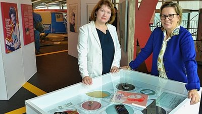 Staatsministerin Barbara Klepsch und die neue Museumsleiterin Bianca Steinbock (l.) in der Sonderausstellung "Pionierinnen. Erfinderinnen. Weltveränderinnen."