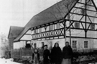 So sah das Wohnstallhaus um 1900 aus. Mensch und Tier lebten unter einem Dach. 