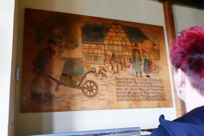 Dieses Wandgemälde von Gottfried Sohr befindet sich in der Gaststube der alten Gewerbeschule.