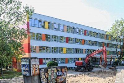 Baustart an der Grundschule am Stadtpark: Der große Platz vor dem sanierten Bau wird zeitgemäß umgestaltet. 