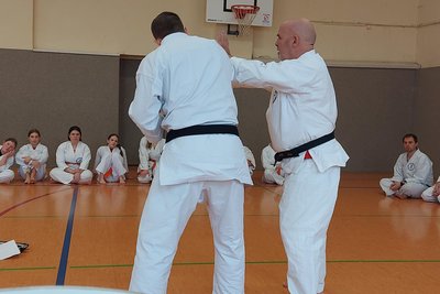 Robby Drinkert vom Verband DDK (rechts) gibt Einweisungen in die Selbstverteidigung. Foto: Norbert Dechant