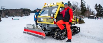 Dem alten Pistenfahrzeug in Crottendorf, das Foto wurde Ende Januar aufgenommen, fehlt es an Schiebeleistung. 