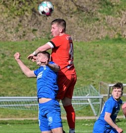 Gegen Neugersdorf musste Florian Hähnel (r.) und der FC Lößnitz eine Niederlage hinnehmen. 