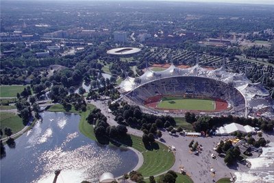 Begehbares Manifest wider die - O-Ton Behnisch - "großkotzige" Architektur der Nazis: das Münchner Olympiastadion mit seiner federleicht wirkenden Zeltdachkonstruktion. Zu der hatte sich der Architekt Günter Behnisch von dem Architekten-Ingenieur Frei Otto inspirieren lassen, der Ähnliches für den bundesdeutschen Pavillon der Expo 1967 in Montreal kreiert hatte. 