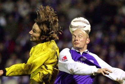 Matthias Heidrich (rechts), hier im Luftduell mit Joshua Kennedy im Zweitligaduell am 28. November 2004, erzielte bei dem 4:1-Heimerfolg den spielentscheidenden Treffer.