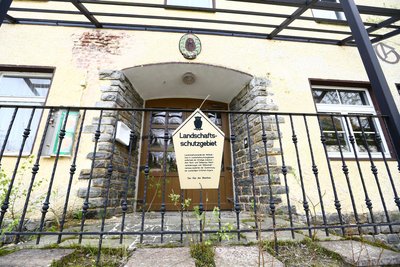 Das Grundstück mit dem ehemaligen Gasthof „Weißer Hirsch“ wuchert langsam zu.