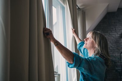 Die Wechseljahre werfen für viele Frauen viele Fragen auf. Eine davon: Sollte ich weiterhin verhüten? 
