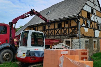 Derzeit kümmern sich Fachfirmen um die Sanierung. Demnächst kommen Zimmerleute und Dachdecker.