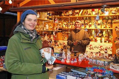 Marlen (l.) und Petra Becker hatten während des letzten Weihnachtsmarktes in Crimmitschau wieder verschiedene Weihnachtsartikel angeboten. 