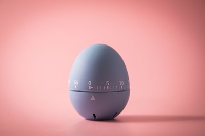 Die biologische Uhr tickt immer noch: Solange eine Frau noch Regelblutungen hat, besteht zumindest theoretisch die Möglichkeit einer Schwangerschaft. 