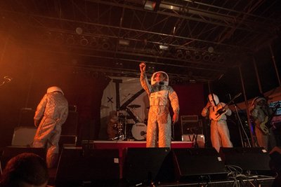 Er ist der Sigmund Jähn der ostdeutschen Musik: Felix Kummer, Sänger der Band Kraftklub, die das Kosmonaut-Festival mit organisiert hat.  