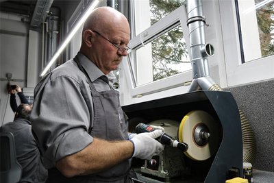 Andreas Unger poliert bei Mühle Griffe für Rasierpinsel.