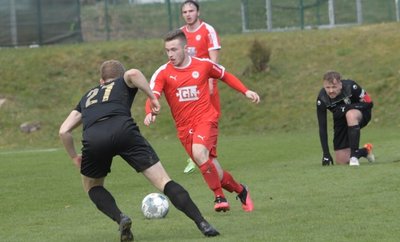Der Lößnitzer Iven Löffler (am Ball) erkämpfte gegen das Spitzenteam aus Freital um Maik Laspe ein torloses Remis. 