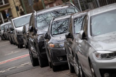 Der Platz ist vor allem in den Städten knapp. Doch die in Europa gebauten Autos werden laut Daten des französischen Beratungsunternehmens Inovev immer größer und schwerer.