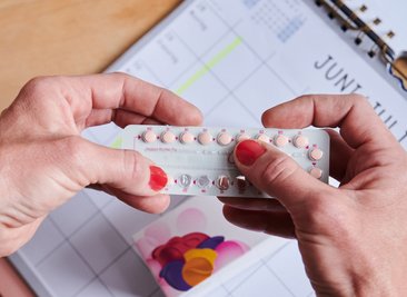 Frauen, die die Pille einnehmen, bemerken das Einsetzen der Wechseljahre oft nicht direkt. 
