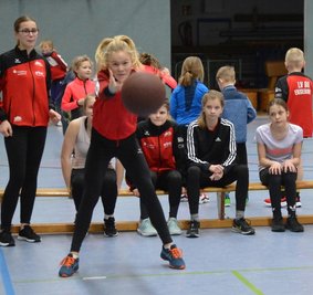 Hanna Schubert aus der Stollberger Trainingsgruppe des LV 90 Erzgebirge, hier im Training, startet unter anderem im Weitsprung. 