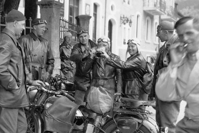 1938 führte eine Tour des Triumph-Klubs an den unterhalb der Zugspitze gelegenen Eibsee. Das Foto entstand bei einer Rast und zeigt, dass auch damals schon Frauen dabei waren - wohl als Bier trinkende Mitfahrerinnen.