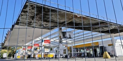 Die Shell-Tankstelle mit den Spuren des Brandes. Viele Vorbeifahrende sehen aktuell die Schäden am Dach. 